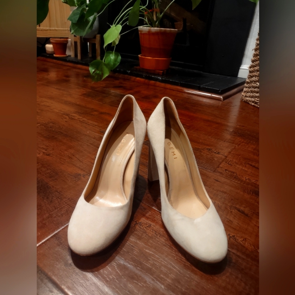 M. Gemi size 38 Almond Toe Heels